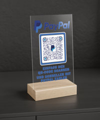 Dieses Acryl-Schild mit Holzfuss ist perfekt, um schnell Bezahlungen über PayPal abzuwickeln.
