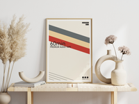 Das Poster zeigt dir eine vintage Gestaltung einer Kompaktkassette mit den typischen retro Farben der 80er und 90er Jahre.