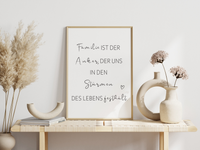 Das minimalistische Familienposter zeigt den Spruch "Familie ist der Anker, der uns in den Stürmen des Lebens festhält".