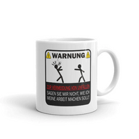 Diese witzige Tasse zeigt dir den Spruch Warnung zur Vermeidung von Unfällen sagen Sie mir nicht, wie ich meine Arbeit machen soll!! Das perfekte Zubehör für deinen Schreibtisch und ideal als Geschenk für Kollegen.