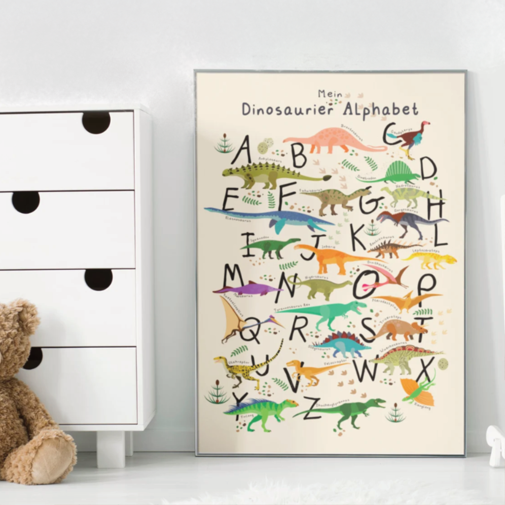 Das Kinderzimmerposter zeigt dir ein Alphabet in dem jeder Buchstabe für einen Dino steht.
