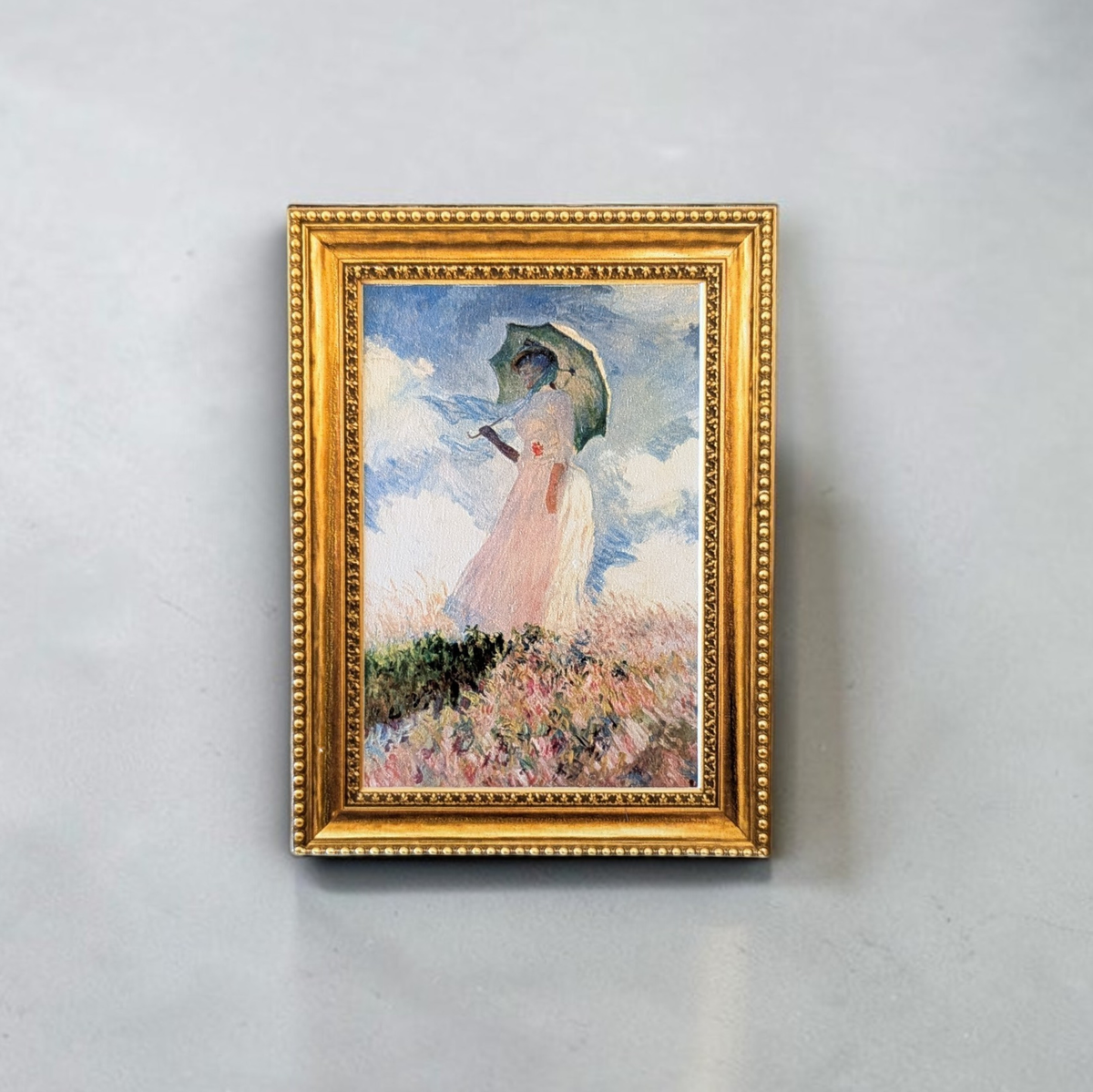 Rechteckiger Holz-Kühlschrankmagnet (8x6 cm) aus Birkensperrholz mit einem gedruckten Gemälde von Claude Monet. Das Bild wird von einem spürbaren 1,6 mm 3D-Relief-Galerierahmen in Gold oder rustikalem Holz umschlossen.