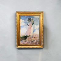 Rechteckiger Holz-Kühlschrankmagnet (8x6 cm) aus Birkensperrholz mit einem gedruckten Gemälde von Claude Monet. Das Bild wird von einem spürbaren 1,6 mm 3D-Relief-Galerierahmen in Gold oder rustikalem Holz umschlossen.