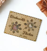Hochwertige Holz-Weihnachtskarte mit Gravur, Sichtfenster für Geldgeschenke, 4 Motiven zur Auswahl, inklusive goldener Klammern – personalisierbar & nachhaltig verschenken.