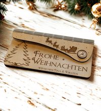 Handgefertigte Weihnachtskarte aus Holz mit festlichem Design, personalisierbar mit Namen & Wunschtext, inklusive Geldfach – ideal für stilvolle Grüße & kreative Geschenke!