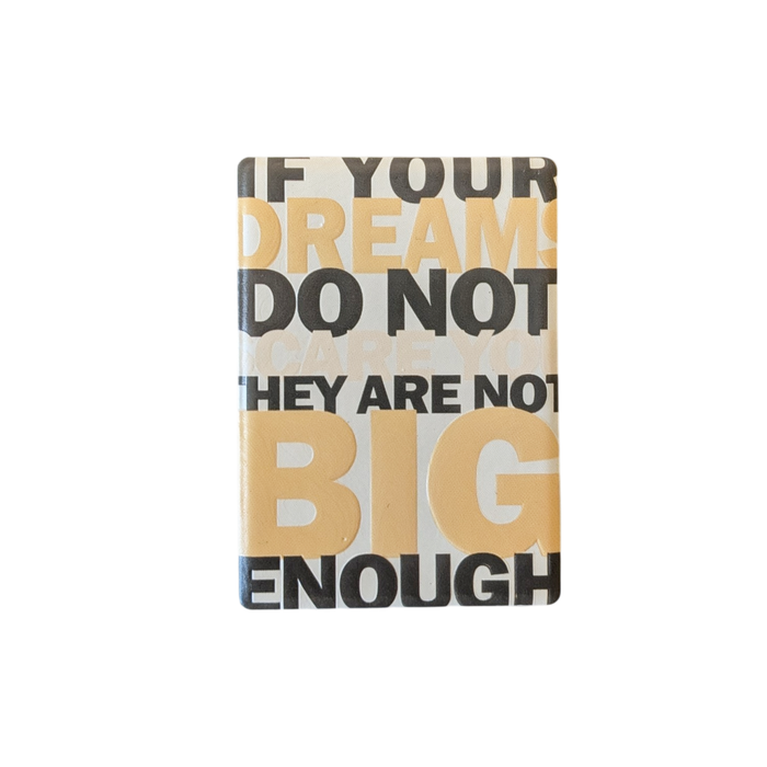 Rechteckiger Keramik-Kühlschrankmagnet (7x5 cm) mit seidenmatter Glasur. Auf hellem Grund steht der englische Spruch 'IF YOUR DREAMS DO NOT SCARE YOU THEY ARE NOT BIG ENOUGH' in dunkelgrauer und gelb-orangener Typografie im fühlbaren 3D-Relief.