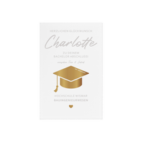 Transparenter Acrylglas-Aufsteller mit Holzsockel, personalisiert als Geschenk zum Abschluss. Zeigt goldene Doktorhut-Grafik, Namen, Studiengang und Hochschule in elegantem Design.