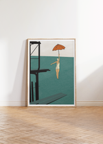 Das maritime Poster zeigt eine Turmspringerin mit einem Regenschirm, in alter Badekleidung. 