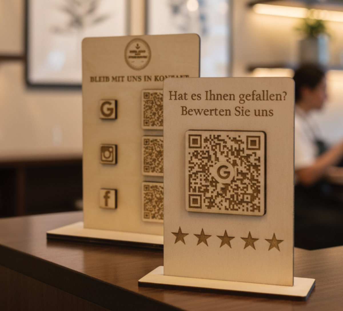 Social Medi, Google, Website QR-Code Aufsteller aus Holz – Individuell für Google, Website, Instagram, TikTok, LinkedIn & mehr. Wunschtext & Logo/Firmennamen gravierbar. Hochwertige Theke-Deko.