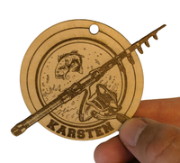 Handgefertigter Holzanhänger für Angler mit Angel, Fisch und personalisierbarem Namen 8,5 x 7,5 cm.