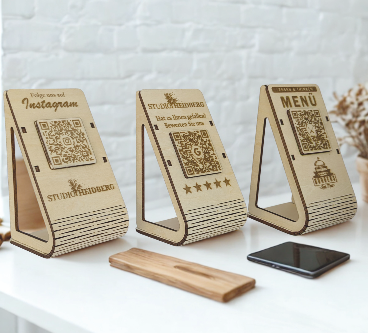 QR-Code-Aufsteller aus Holz mit für Google, Instagram, Speisekarten– ideal für Ladentheke, Restaurants, Bars oder Empfangsbereich, fördert Kundenbewertungen und lokale Sichtbarkeit.