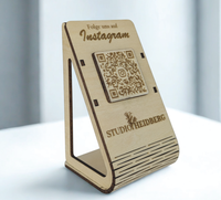 QR-Code-Aufsteller aus Holz mit Instagram-Followlink – ideal für Ladentheke oder Empfangsbereich, fördert Kundenbewertungen und lokale Sichtbarkeit