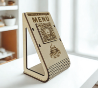 QR-Code-Aufsteller aus Holz mit digitaler Speisekarte – ideal für Restaurants, Bars und Gastronomin.