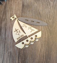 Geldgeschenk in Bootsform aus Holz, graviert & personalisierbar mit Datum. Ideal zur Taufe, Kommunion oder Konfirmation. Platz für 4 Geldscheine. Handgemacht & liebevoll gestaltet.