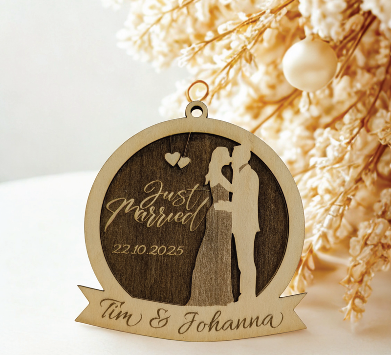 Personalisierter Holzanhänger "Just Married" mit Namen, Datum & Herzen – einzigartiges Hochzeitsgeschenk aus graviertem Sperrholz.