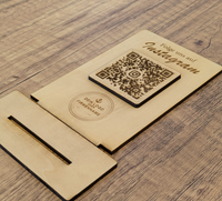 Social Media QR-Code Aufsteller aus Holz – Individuell für Instagram, TikTok, LinkedIn & mehr. Wunschtext & Logo/Firmennamen gravierbar. Hochwertige Theke-Deko inkl. Fuß. Jetzt personalisieren!