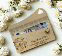 Charmante Holzkarte zur Hochzeit mit Hochzeitsauto, Herz-Ausstanzung & Geldfach – individuell gravierbar, stilvoll, persönlich & ideal für besondere Glückwünsche an das Brautpaar.