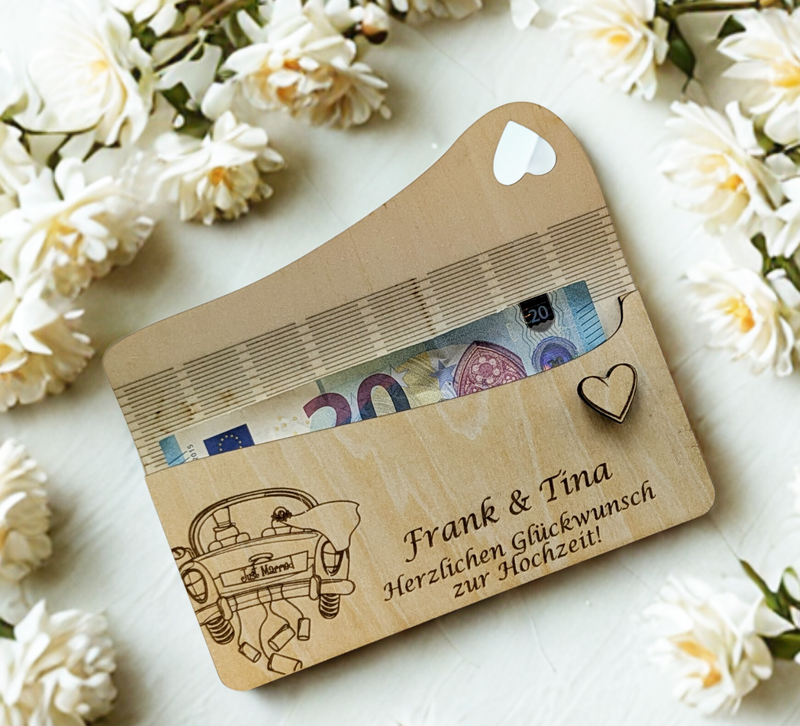 Charmante Holzkarte zur Hochzeit mit Hochzeitsauto, Herz-Ausstanzung & Geldfach – individuell gravierbar, stilvoll, persönlich & ideal für besondere Glückwünsche an das Brautpaar.