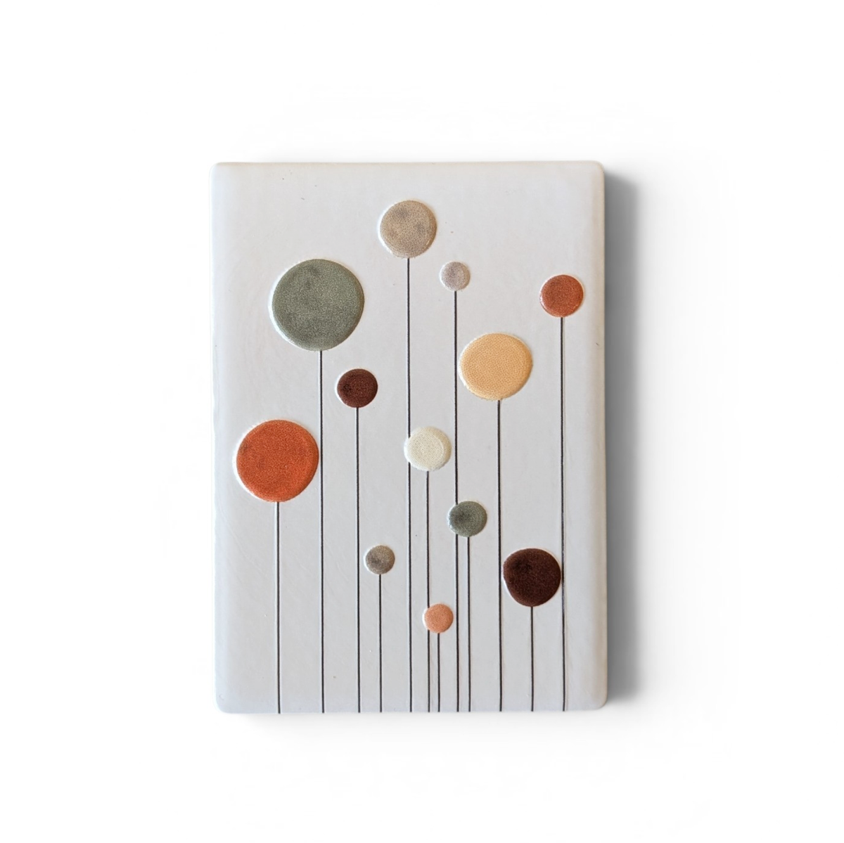 Rechteckiger, weißer Kühlschrankmagnet aus Keramik mit kunstvollen, abstrakt gezeichneten Blumen in bunten Farben wie Rosa, Orange und Blau im modernen Boho-Stil.