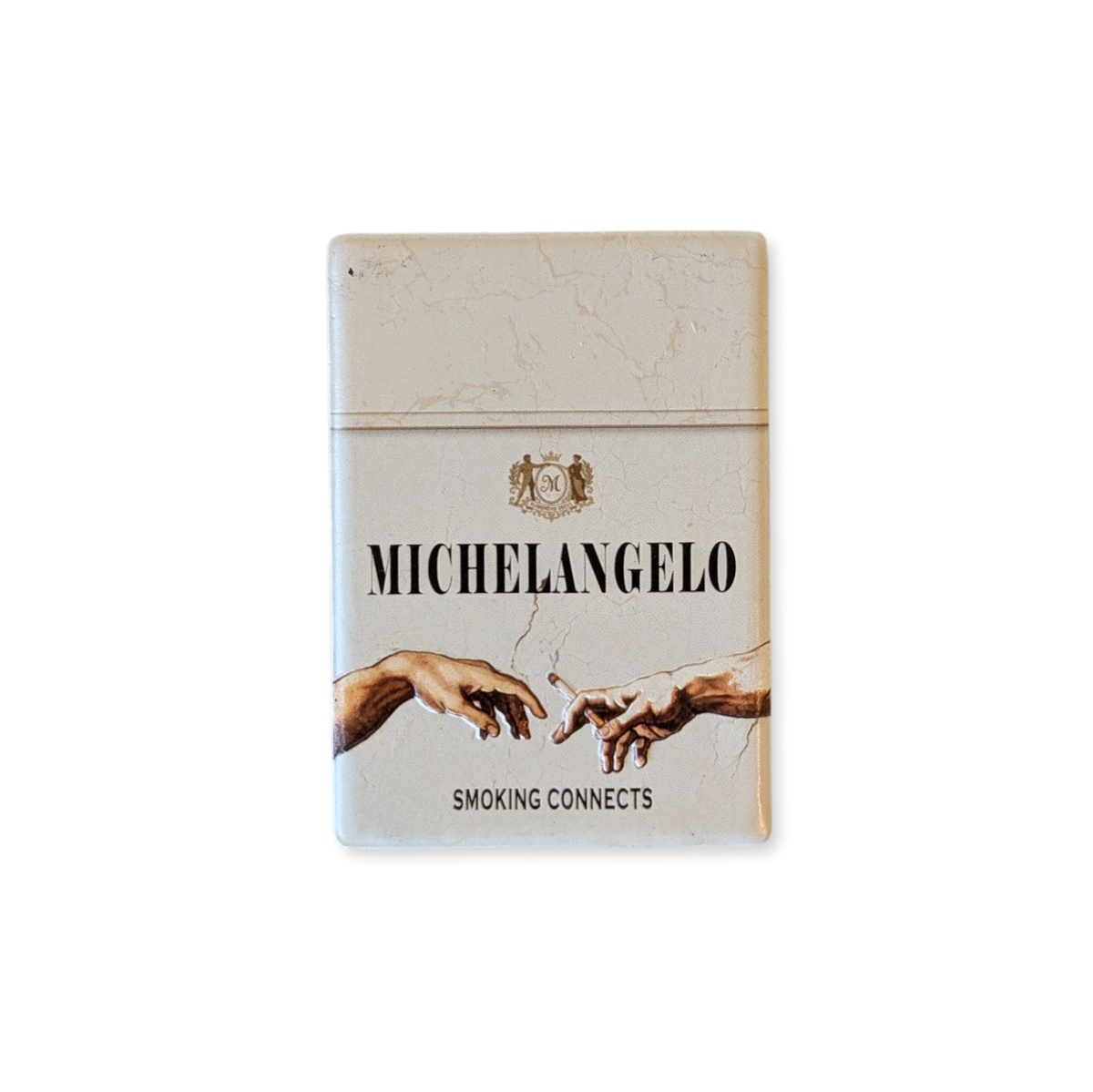 Rechteckiger Keramik-Kühlschrankmagnet (7x5 cm) mit seidenmatter Glasur im Design einer hellen Vintage-Zigarettenschachtel. Abgebildet sind Michelangelos Hände, die eine Zigarette weitergeben, mit dem Schriftzug 'MICHELANGELO SMOKING CONNECTS' im fühlbaren 3D-Relief.