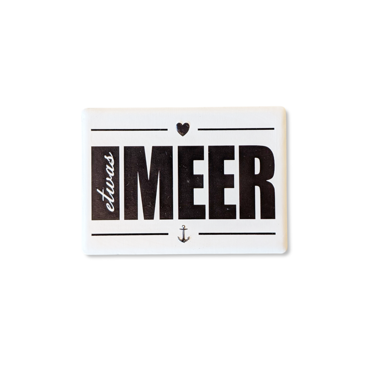 Rechteckiger Keramik-Kühlschrankmagnet (7x5 cm) im Querformat mit seidenmatter Glasur. Auf weißem Grund steht der schwarze Schriftzug 'etwas MEER' mit Anker und Herz-Symbol im fühlbaren 3D-Relief.