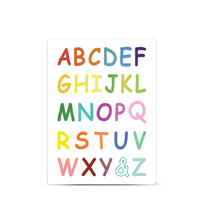 Magnetisches Metallschild "1 Metallschild Poster ABC Alphabet.jpg" mit bunten Groß- und Kleinstbuchstaben und Illustrationen für Kinder zum Lernen des Alphabets, im Kinderzimmer an der Wand befestigt.