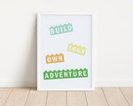 Dieses Poster zeigt dir vier Blöcke mit dem Spruch "Build Your Own Adventure" oder erschaffe dein eigenes Abenteuer. 