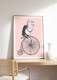 Das Poster zeigt einen Flamingo auf einem Hochrad mit Frack und Hut im vintage Stil. 