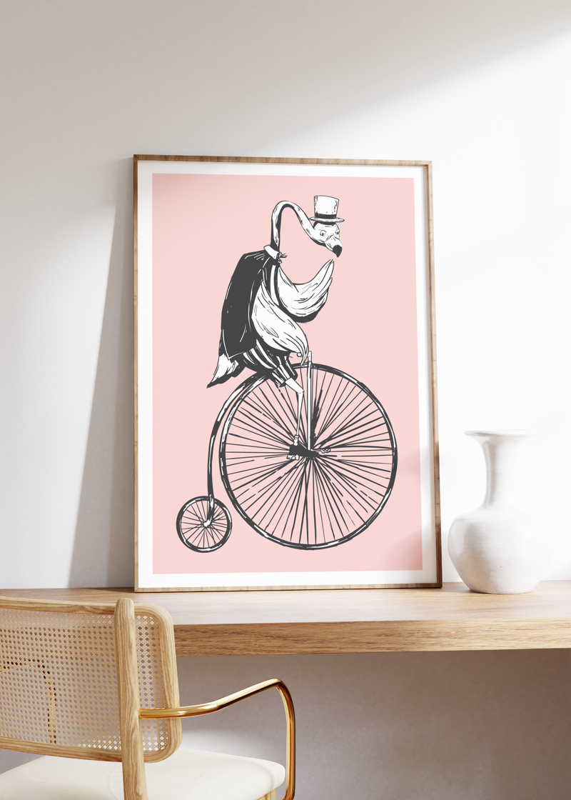 Das Poster zeigt einen Flamingo auf einem Hochrad mit Frack und Hut im vintage Stil. 