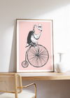 Das Poster zeigt einen Flamingo auf einem Hochrad mit Frack und Hut im vintage Stil. 