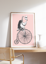 Das Poster zeigt einen Flamingo auf einem Hochrad mit Frack und Hut im vintage Stil. 
