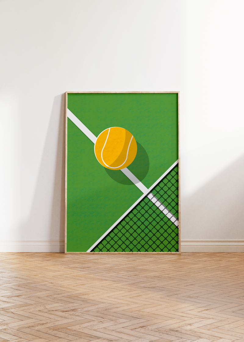 Das minimalistische Tennis Poster zeigt ein Tenniscourt und einen GelbenTennisball. 