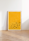 Dieses minimalistische Poster eines Sonnenuntergangs mit einem Vogelschwarm im Vordergrund ist die perfekte Wanddeko für jeden Raum.