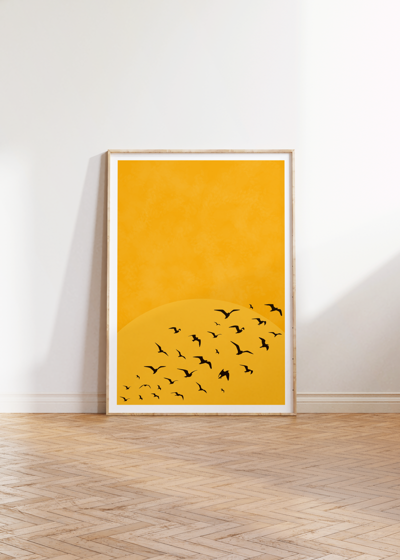 Dieses minimalistische Poster eines Sonnenuntergangs mit einem Vogelschwarm im Vordergrund ist die perfekte Wanddeko für jeden Raum.