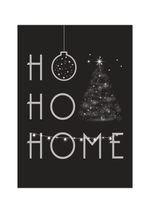 Das Weihnachtsposter zeigt dir in grün oder in schwarz den Spruch "Ho Ho Home" mit Weihnachtskugel, Weihnachtsbaum und Girlande.