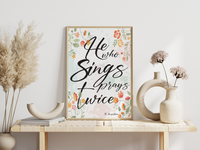 Das christliche Poster zeigt den Spruch des heiligen Augustinus der sagte "Wer singt betet doppelt" bzw. in Englisch " He who sings prays twice". 