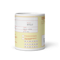 Diese lustige Tasse ist ideal als Geschenk für jeden Arbeitskollegen. Die Tasse zeigt einen gelben Krankenschein mit allen Daten. 