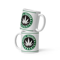 Diese lustige Tasse, angelehnt an eine große Kaffeehauskette, mit dem Spruch "Coffee, Freedom &amp; Cannabis" ist die perfekte Tasse für jeden der gerne mal einen raucht. 