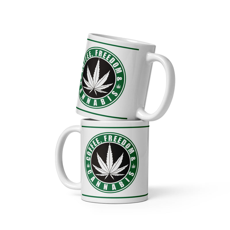 Diese lustige Tasse, angelehnt an eine große Kaffeehauskette, mit dem Spruch "Coffee, Freedom &amp; Cannabis" ist die perfekte Tasse für jeden der gerne mal einen raucht. 