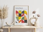Dieses Bauhaus Poster zeigt dir verschiedenfarbige, für das Bauhaus typische geometrische Formen in unterschiedlichen Farben.