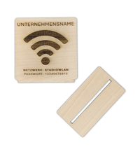 WLAN-Aufsteller aus Holz (7×7 cm) inkl. Kartenhalter. Wähle QR-Code oder Klartextgravur. Bitte sende Netzwerknamen & Passwort zur Personalisierung. Ideal für Gäste, Café, Büro oder Airbnb.