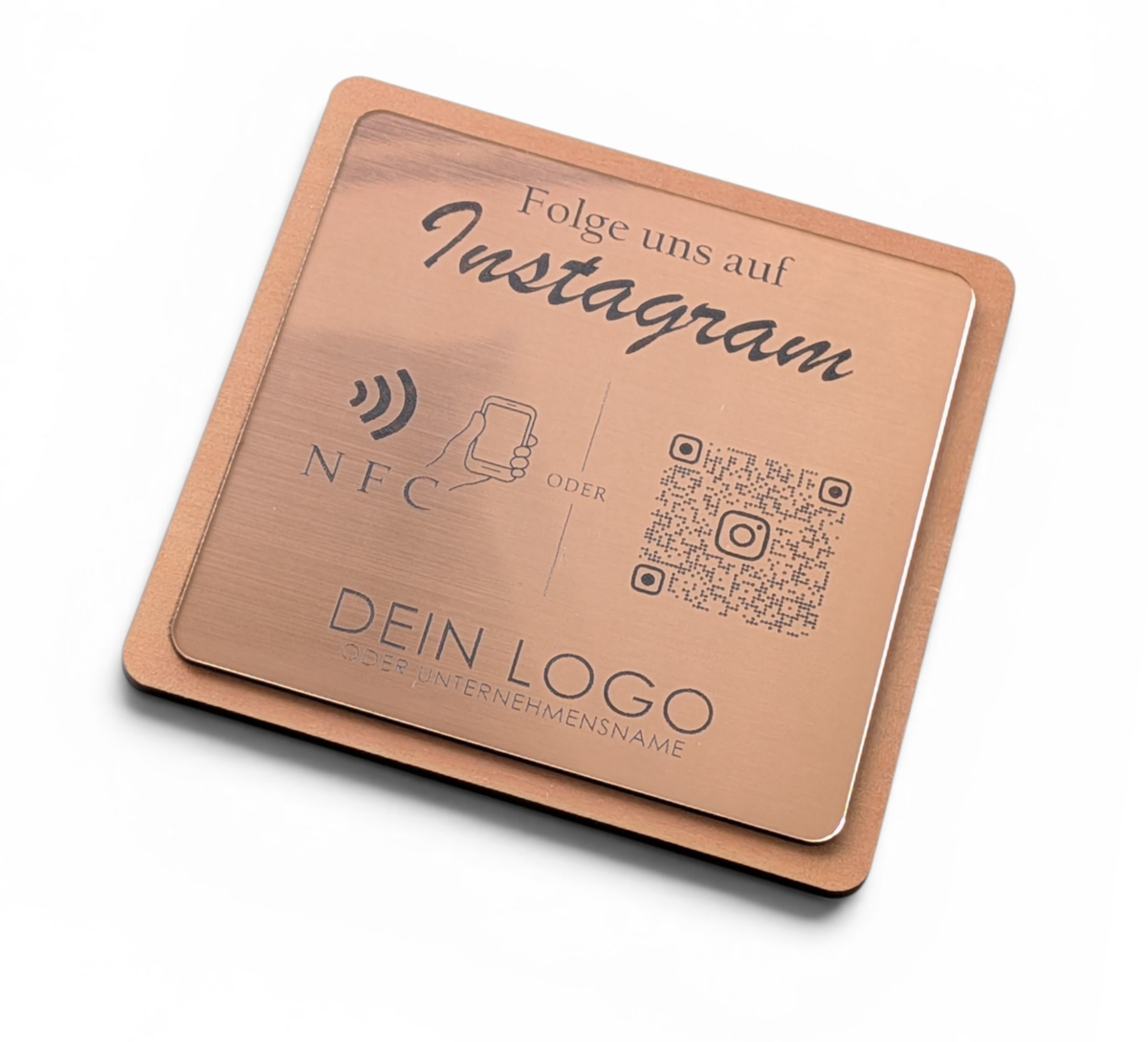 Quadratische, personalisierte Instagram-Follower-Platte aus graviertem Kunststoff in gebürsteter Roségold-Optik auf Holzträger. Hochpräzise Kontrast-Gravur von NFC-Icon und QR-Code.