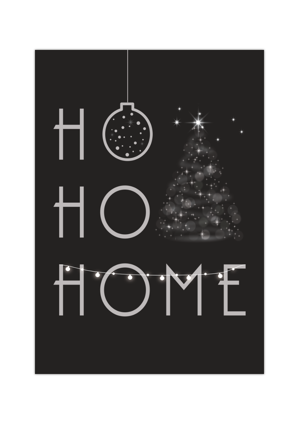 Minimalistisches Weihnachtsposter mit dem Schriftzug ‚Ho Ho Home‘ in Grün oder Schwarz, dekoriert mit Weihnachtsbaum, Kugel und Girlande – gedruckt auf hochwertigem Fineart-Papier.