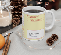 Personalisierte Krankenschein-Tasse für humorvolle Büro-Momente! Hochwertige Keramik, 0,3L, Panorama-Druck, spülmaschinenfest. Jetzt individuell anpassen & bestellen!