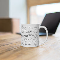 Die personalisierbare Tasse für deine beste Freundin zeigt unterschiedliche Formen von Brüsten und das Wort Busenfreundinnen.