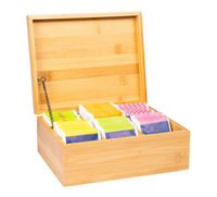 Die Teebox aus Bambus mit 6 Fächern ist ideal für alle Teeliebhaber. Die Holzkiste ist auf der Außenseite mit "Tea Time" graviert.