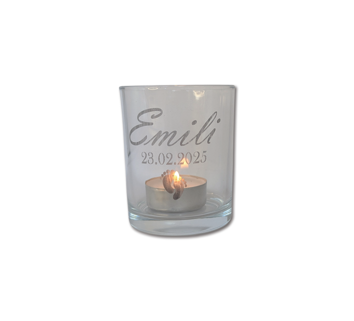 Transparentes Teelichtglas mit individueller Gravur von Name und Geburtsdatum, darunter zwei Babyfüße – liebevolles Geschenk zur Geburt oder Erinnerung an Sternenkinder.