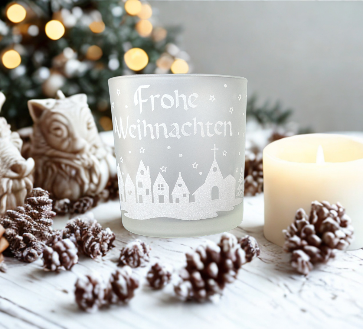 Teelichtglas zu Weihnachten – Darstellung einer Stadtansicht mit Spruch Frohe Weihnachten, geeignet als festliche Dekoration zur Adventszeit.