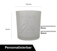 Frostweißes Teelichtglas mit individueller Gravur „Ein Licht für …“ und personalisiertem Gedenkdatum – stilvolles Trauerlicht für Erinnerungsrituale und Gedenktage.