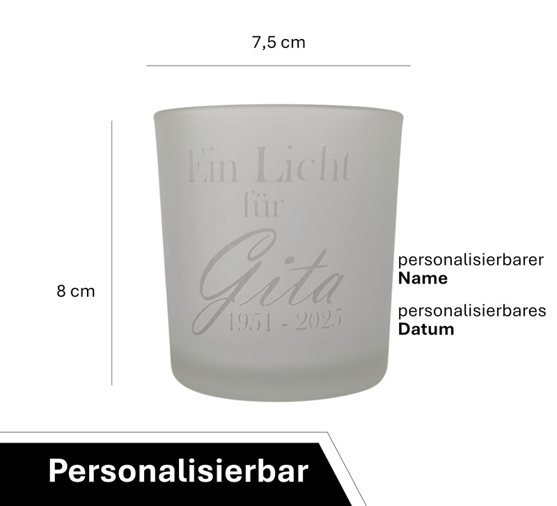 Frostweißes Teelichtglas mit individueller Gravur „Ein Licht für …“ und personalisiertem Gedenkdatum – stilvolles Trauerlicht für Erinnerungsrituale und Gedenktage.